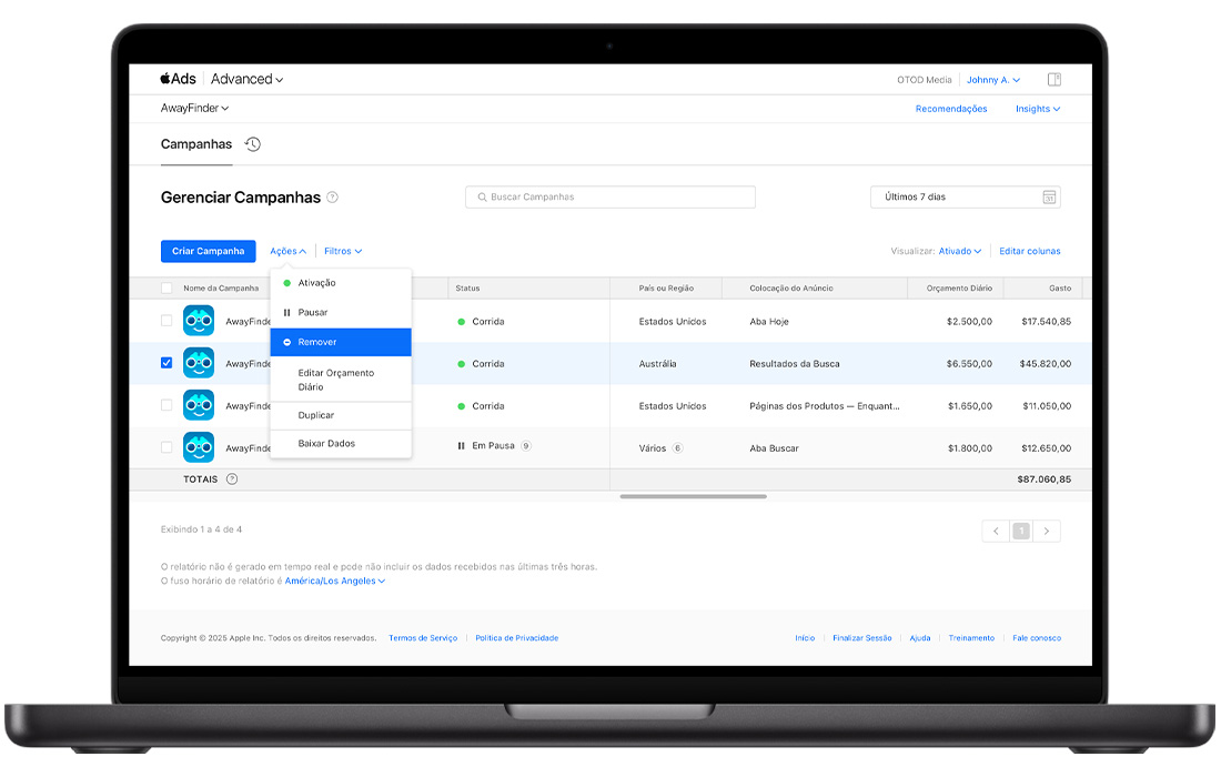 O painel Campanhas no Apple Ads mostrando uma lista de quatro campanhas para o app de exemplo, TripTrek. A caixa de seleção ao lado de uma campanha está selecionada, e o menu Ações está aberto. A opção Remover está destacada no menu Ações.