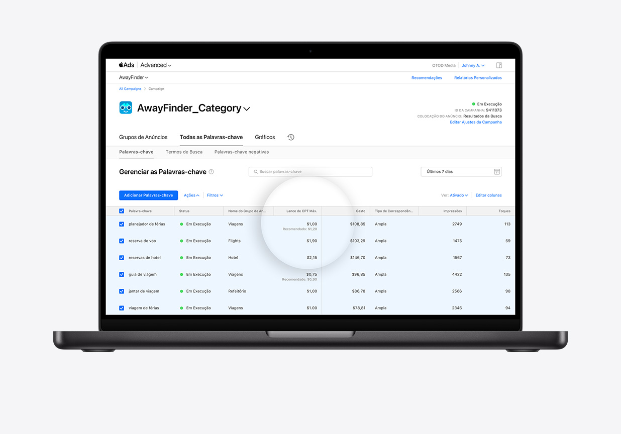 O painel Todas as Palavras-chave está aberto para o app de exemplo, AwayFinder. Na coluna Lance de CPT Máximo, um lance está selecionado para edição. Abaixo do valor de lance atual, um valor de lance recomendado aparece.