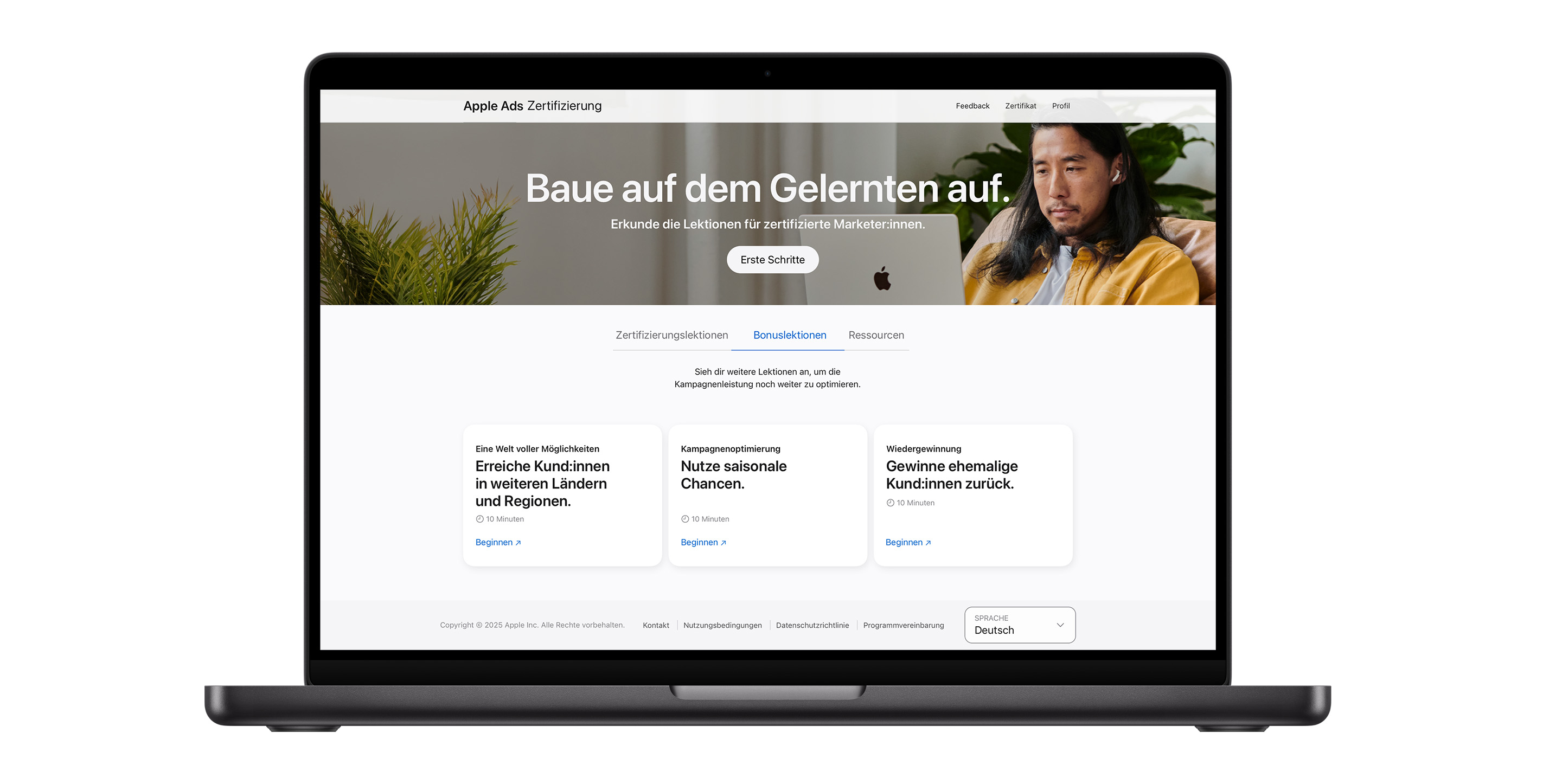 Die Lektionsseite zur Apple Ads Zertifizierung mit dem Tab „Bonuslektionen“. Drei Lektionen zur Steigerung der Kampagnenleistung werden angezeigt.