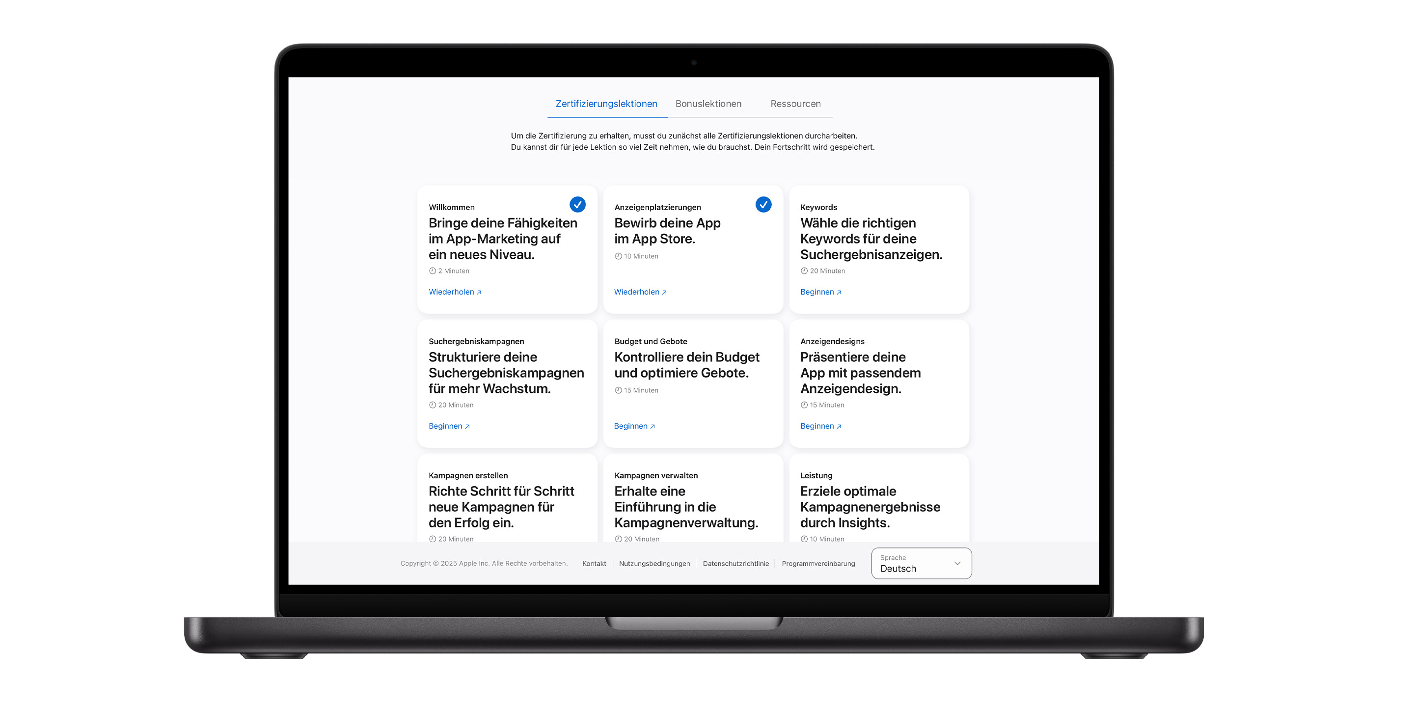 Die Lektionsseite zur Apple Ads Zertifizierung mit neun Lektionsmodulen. Die ersten beiden Lektionen sind mit blauen Häkchen versehen, die anzeigen, dass sie abgeschlossen sind.