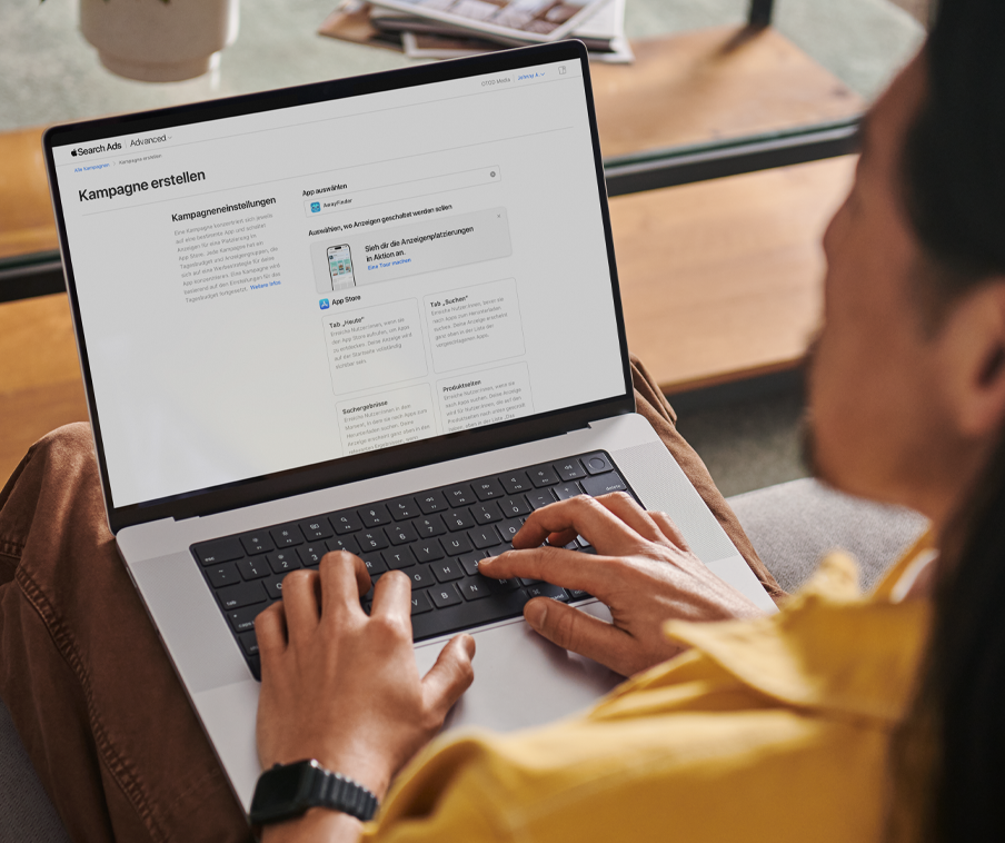 Eine Person erstellt auf einem MacBook eine neue Kampagne in Apple Ads.