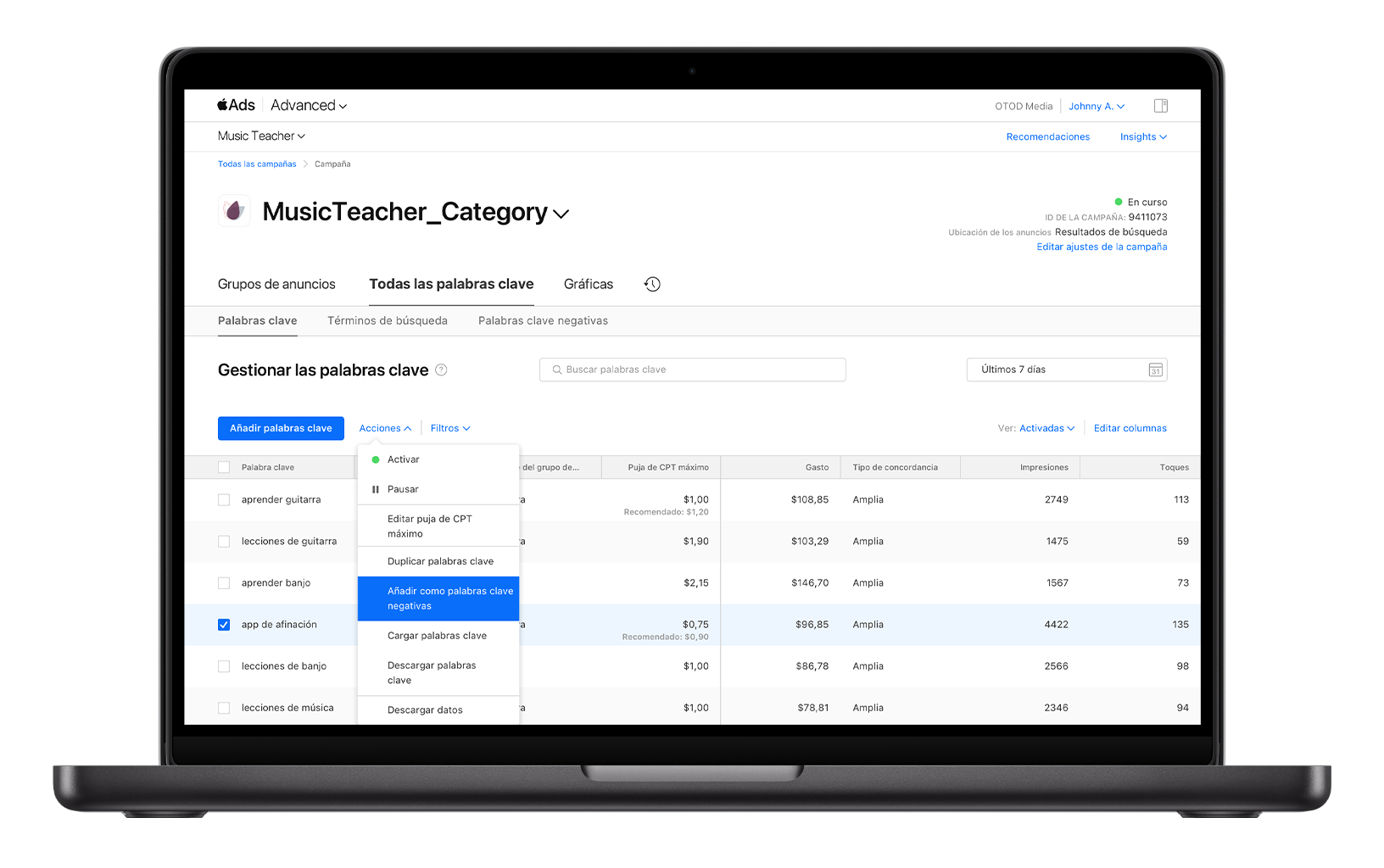 El panel Campañas está abierto para una app de ejemplo, Music Teacher. La casilla de verificación junto a la palabra clave «app de afinación» está seleccionada, el menú Acciones está abierto y la opción Añadir como palabras clave negativas está seleccionada.