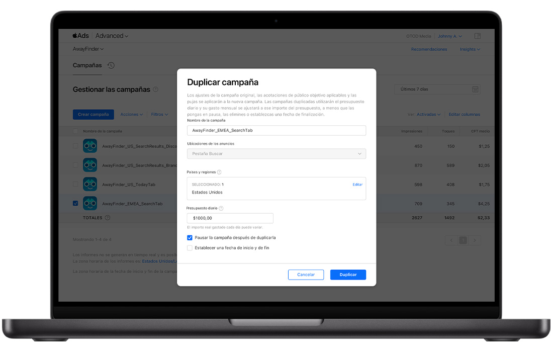 El panel Campañas en Apple Ads, que muestra una lista de cuatro campañas para la app de ejemplo TripTrek. Una campaña está seleccionada. Se superpone en la página un módulo etiquetado como Duplicar campaña. La campaña seleccionada se rellena en el campo Nombre de la campaña; la ubicación del anuncio se establece en la pestaña Buscar; el presupuesto diario se establece como 1000 USD y la casilla de verificación Pausar la campaña después de duplicarla está seleccionada.