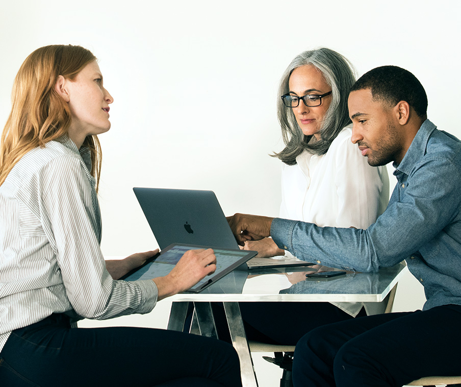 Clientes trabajando con un socio de Apple Search Ads.