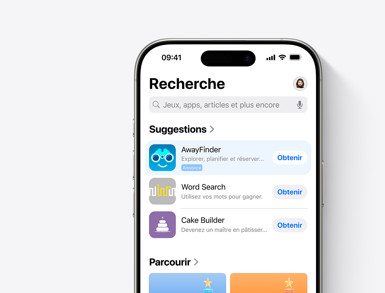 Un iPhone avec l’App Store ouvert et une annonce de l’onglet Rechercher pour l’app fictive AwayFinder mise en avant.