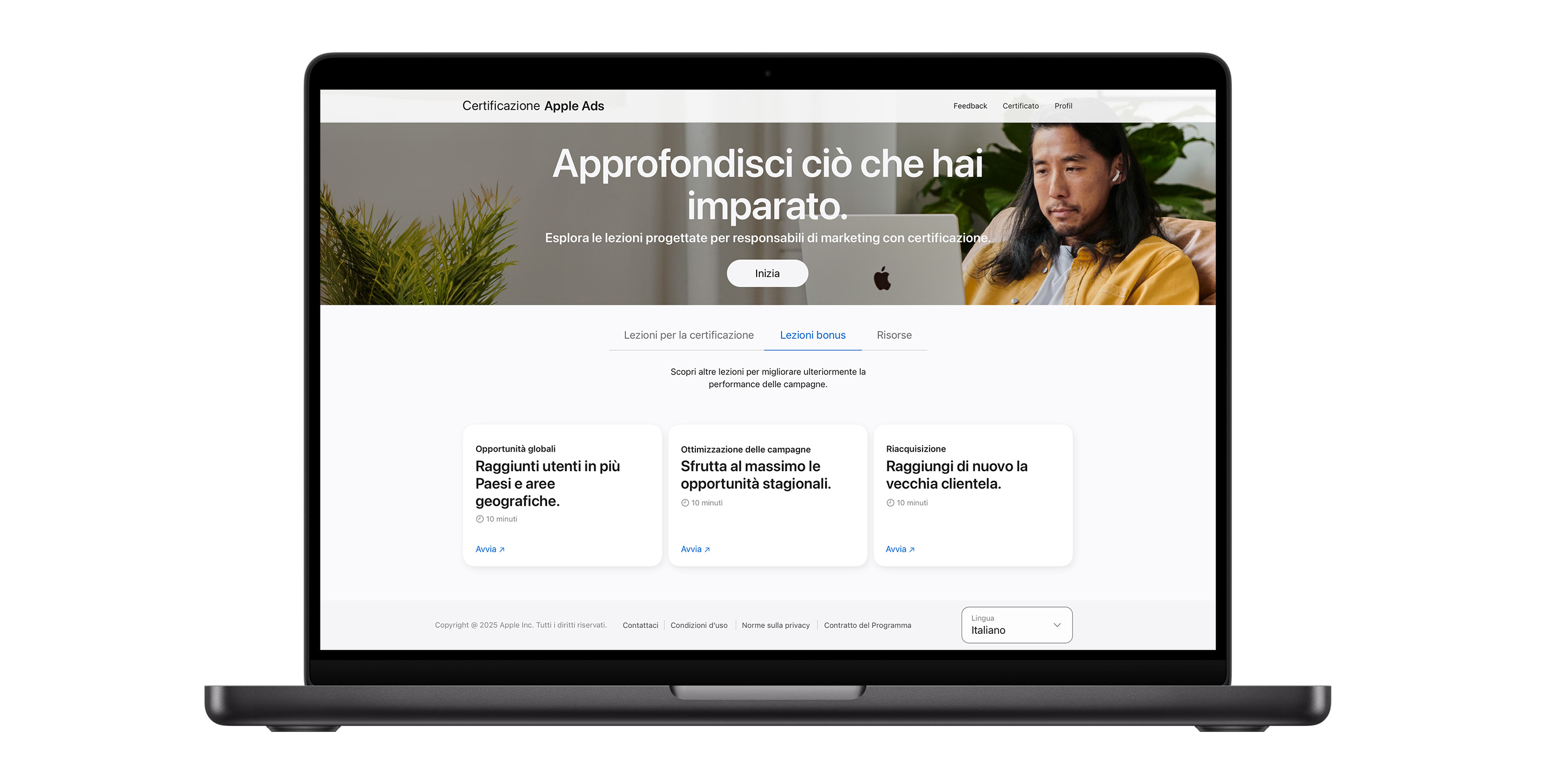 Pagina delle lezioni per la certificazione Apple Ads che mostra il pannello delle lezioni bonus. Sono visualizzate tre lezioni incentrate su come migliorare la performance delle campagne.