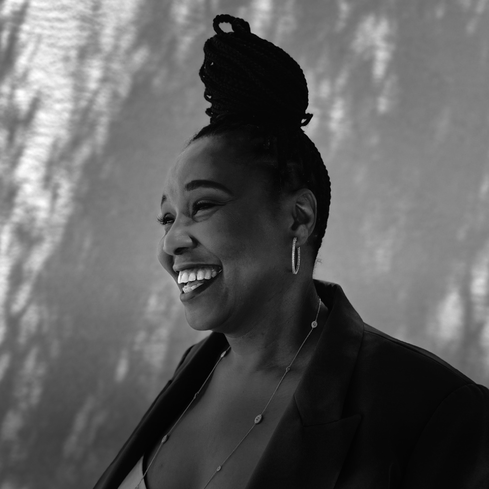 Zillow의 브랜드 및 제품 마케팅 담당 VP인 Beverly Jackson의 흑백 이미지.